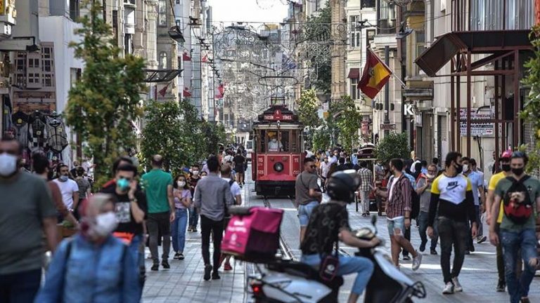 Maske takmadı söylediği “pes” dedirtti.